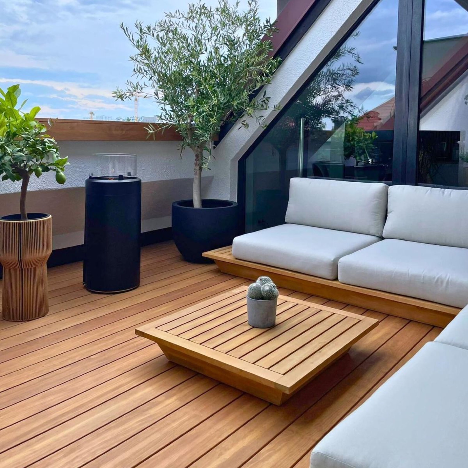 Terrazza a tasca con arredo outdoor e verde